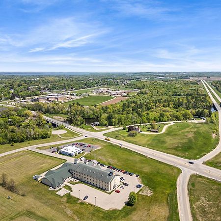 Boarders Inn & Suites By Cobblestone Hotels - Shawano Экстерьер фото
