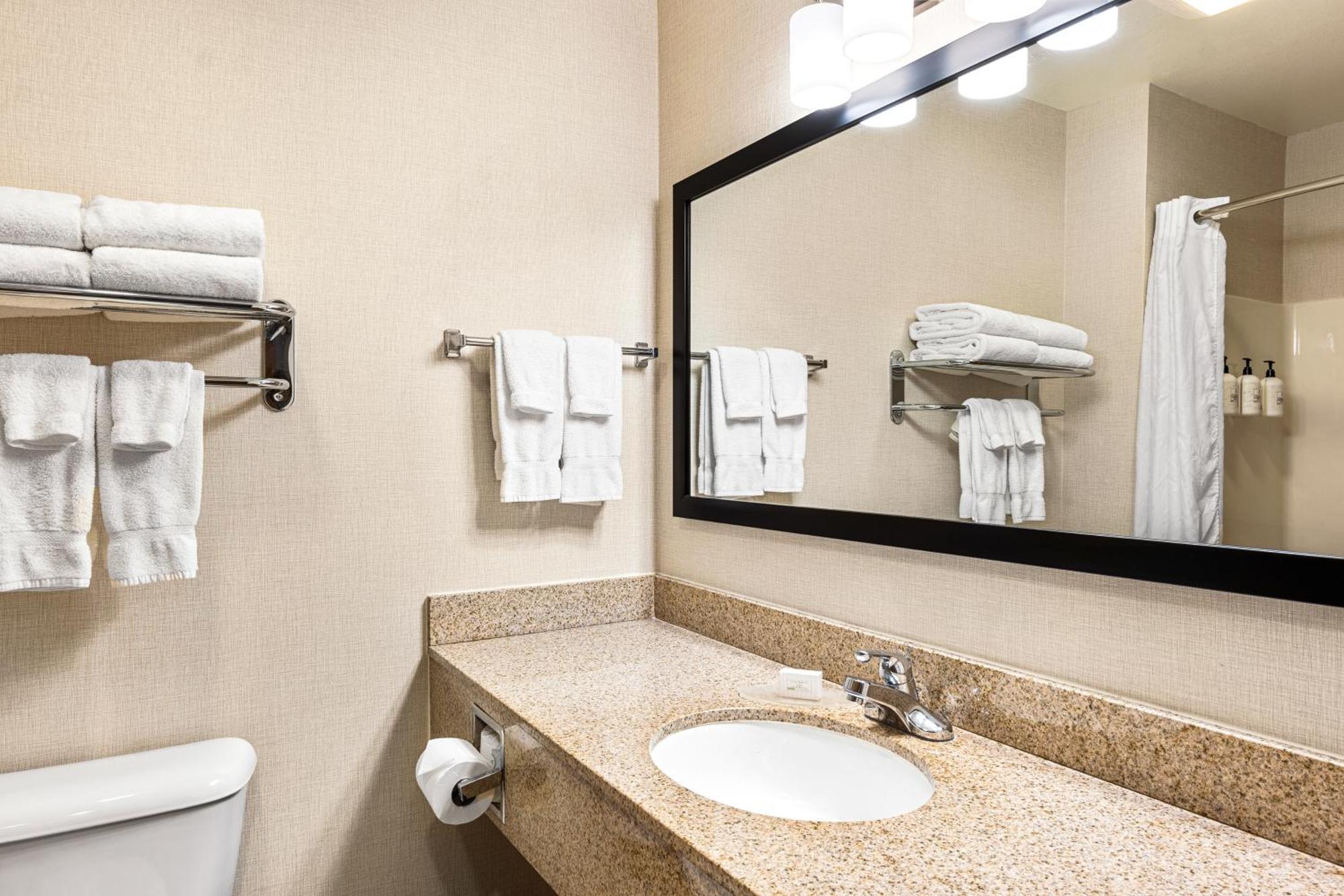 Boarders Inn & Suites By Cobblestone Hotels - Shawano Экстерьер фото