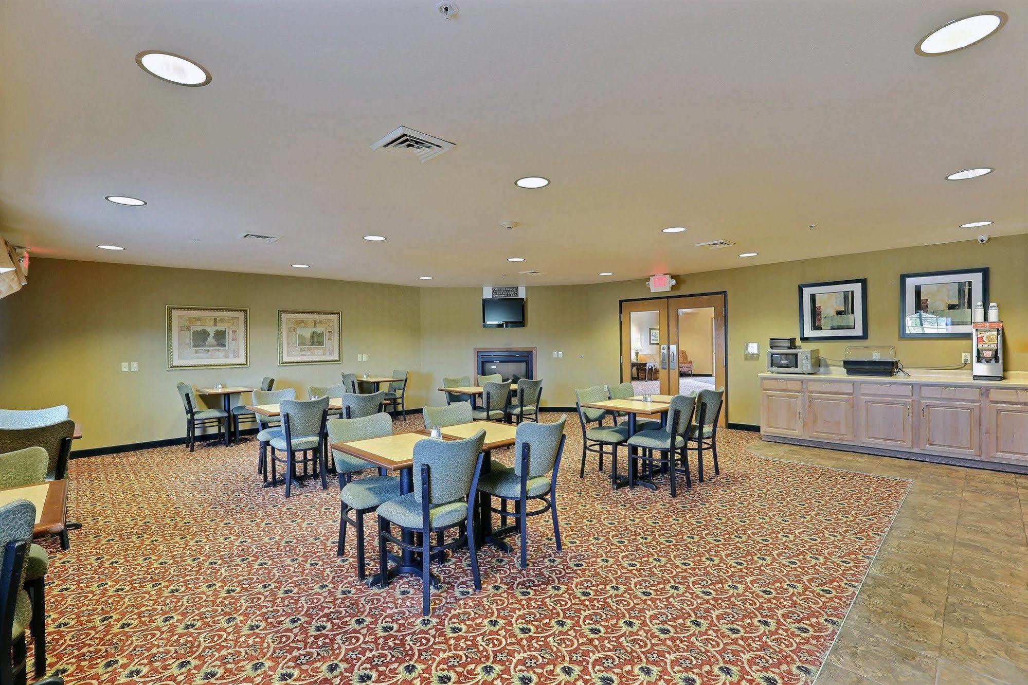 Boarders Inn & Suites By Cobblestone Hotels - Shawano Экстерьер фото