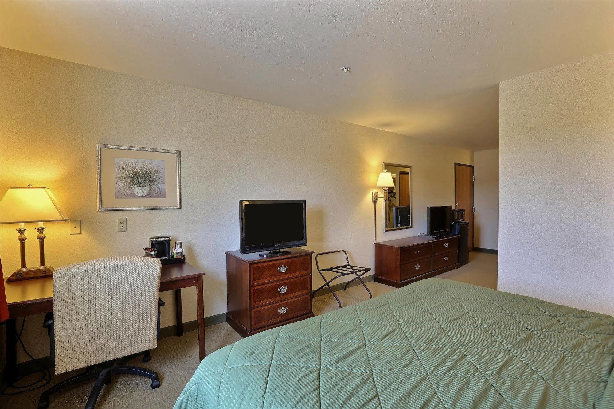 Boarders Inn & Suites By Cobblestone Hotels - Shawano Экстерьер фото