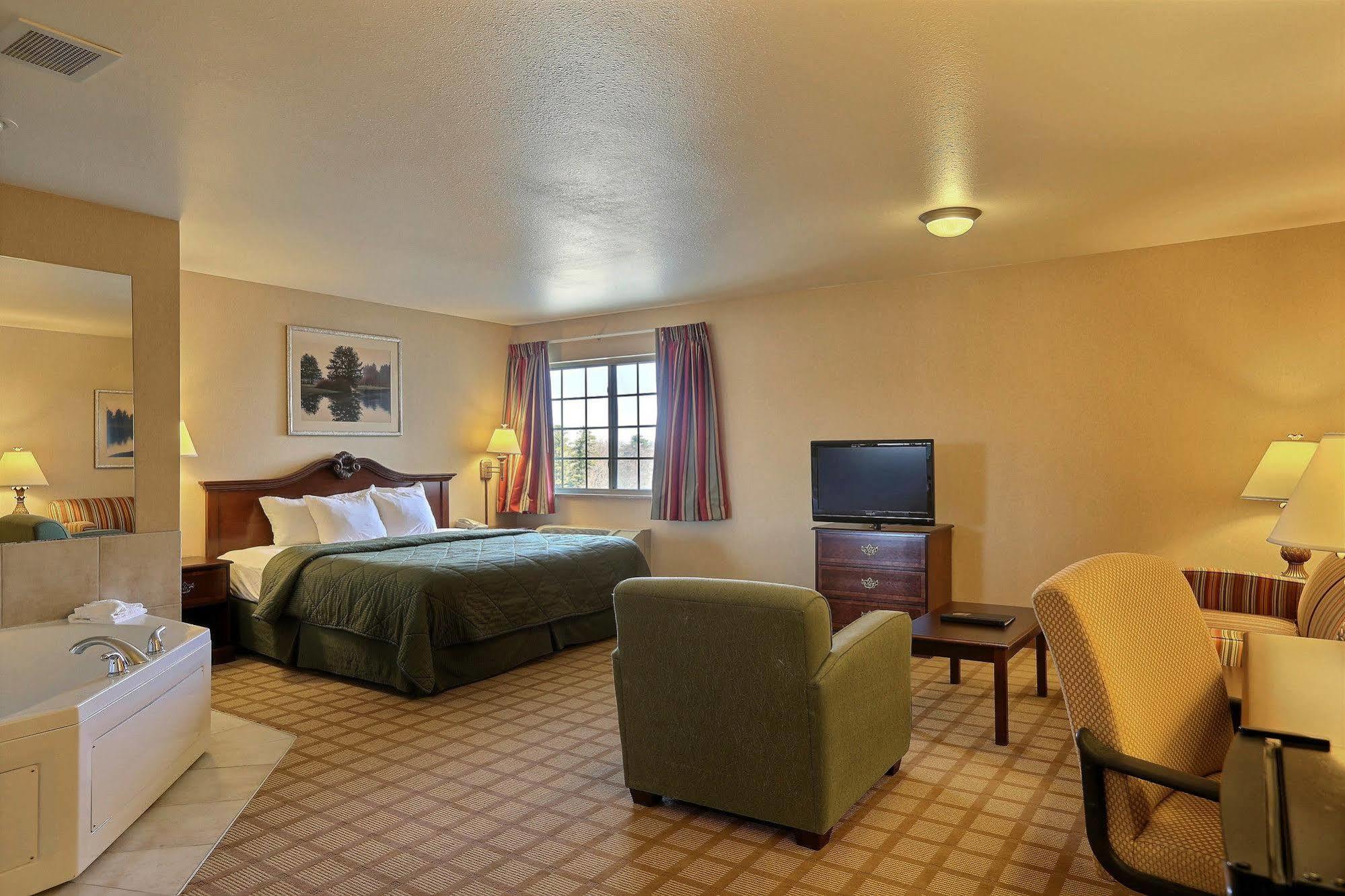 Boarders Inn & Suites By Cobblestone Hotels - Shawano Экстерьер фото